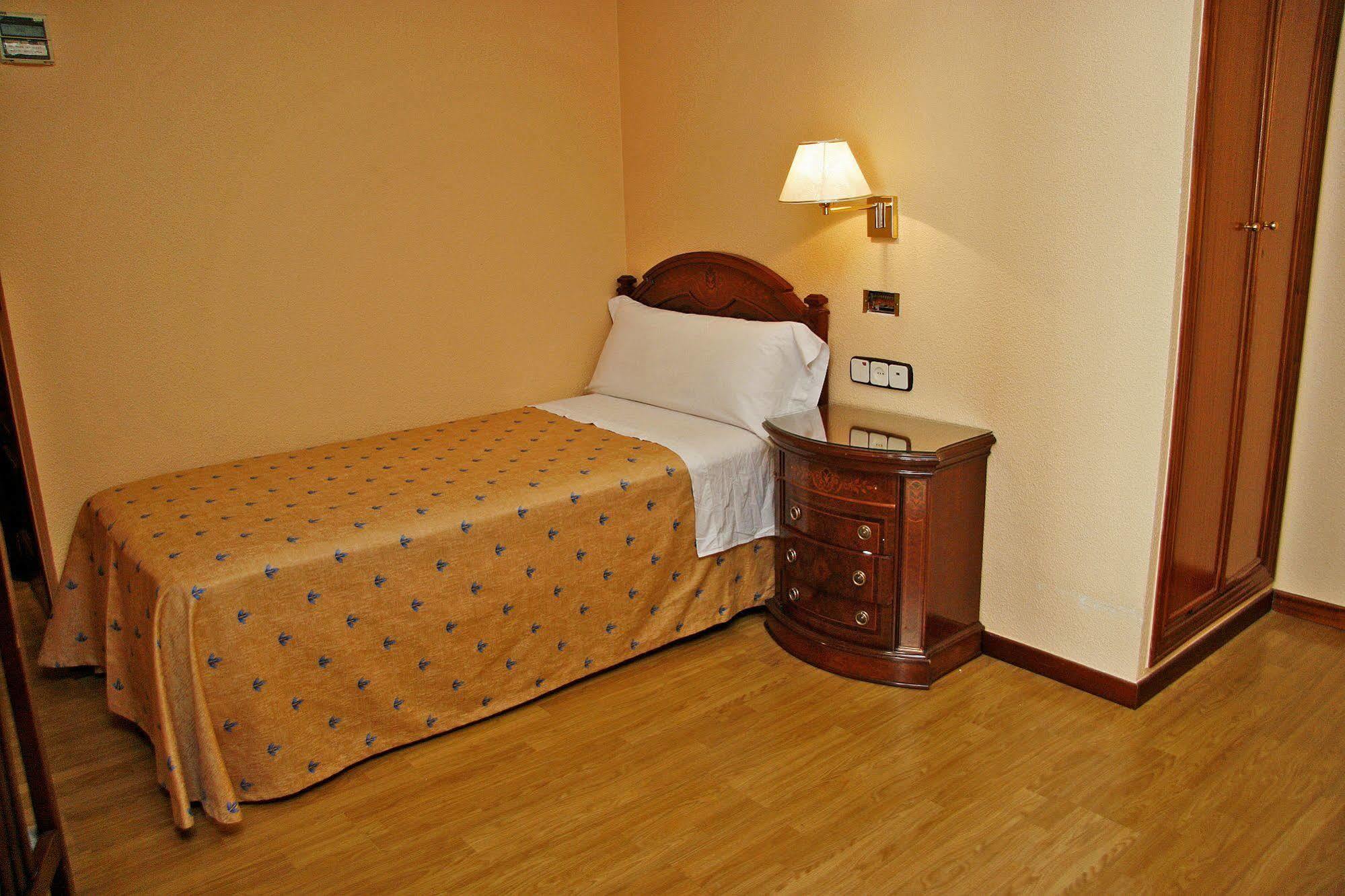 Hostal Victoria III Μαδρίτη Εξωτερικό φωτογραφία