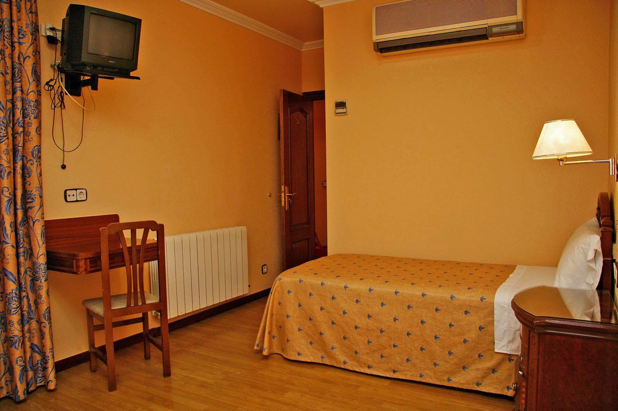 Hostal Victoria III Μαδρίτη Εξωτερικό φωτογραφία